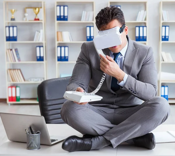 Podnikatel ve virtuální realitě VR brýle meditace na stole nahoře — Stock fotografie