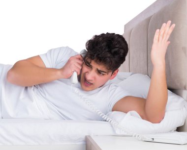 Yatakta uykusuzluk çeken bir adam.