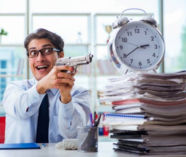 İntihar etmeyi düşünen silahlı kızgın bir işadamı.