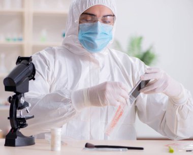 Kanıt için laboratuvarda çalışan uzman bir kriminolog.