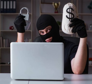 Hacker bilgisayar korsanlığı gece geç saatlerde