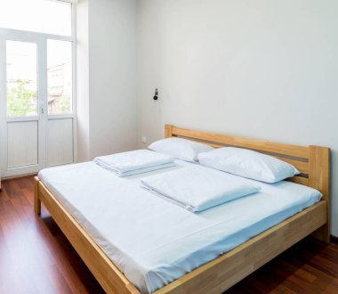 Otelde çift kişilik yatak.