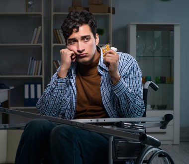 Tekerlekli sandalyede depresyon geçiren bir adam