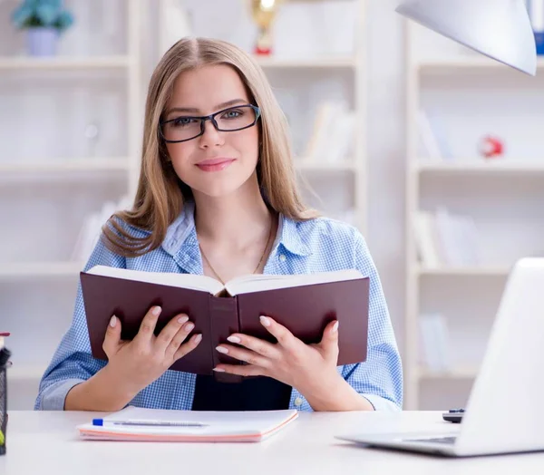 Giovane studentessa adolescente che si prepara per gli esami a casa — Foto Stock