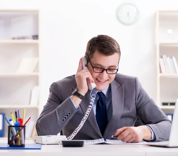 Obchodník zaměstnanec mluví po telefonu v kanceláři — Stock fotografie