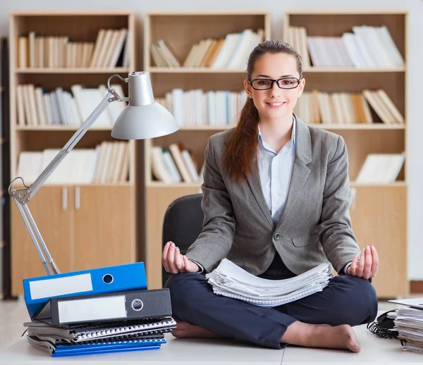Üzletasszony meditál az irodában — Stock Fotó