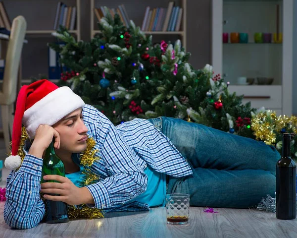 Adam Noel 'i evde yalnız kutluyor.