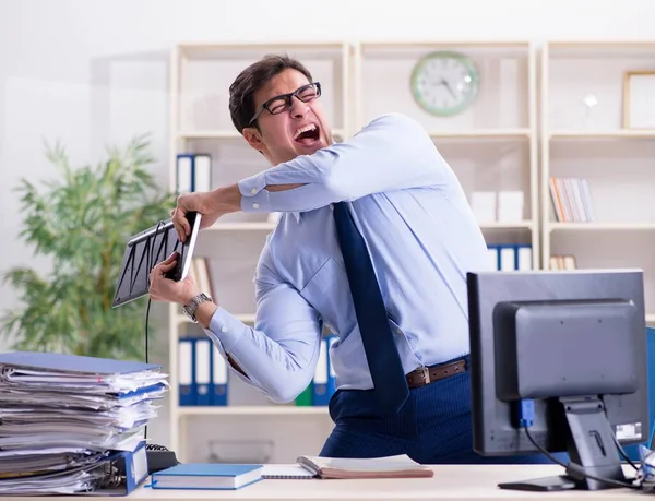 Homem de negócios irritado frustrado com muito trabalho — Fotografia de Stock