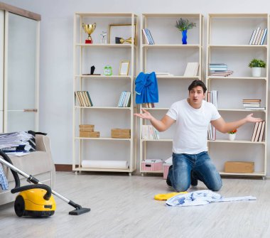 Adam evi temizliyor.