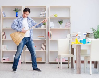 Adam evi temizliyor.