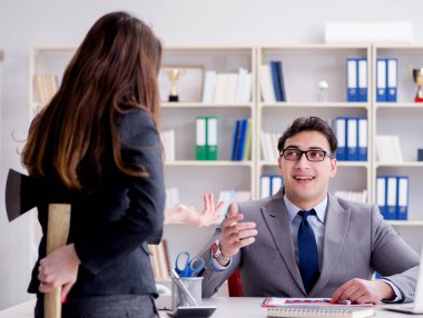 Kadın ve erkek arasındaki ofis anlaşmazlığı
