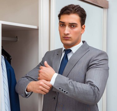 İş adamı iş için giyiniyor.