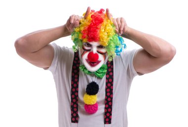 Beyaz arka planda aptalca davranan komik palyaço.