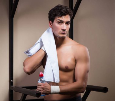 Spor salonunda su içen susamış bir adam.