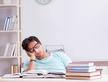 Genç yakışıklı öğrenci okul sınavlarına hazırlanıyor.