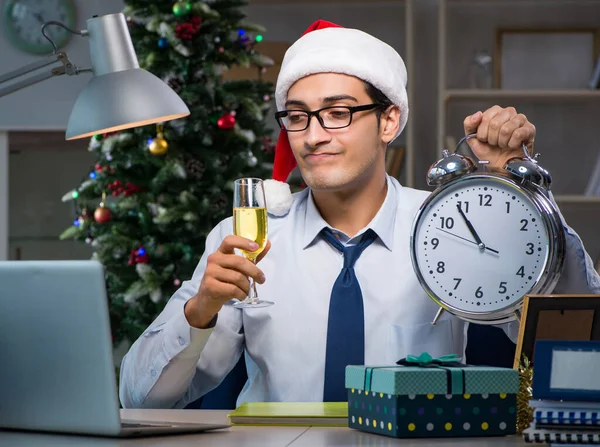 Zakenman laat aan het werk op eerste kerstdag — Stockfoto