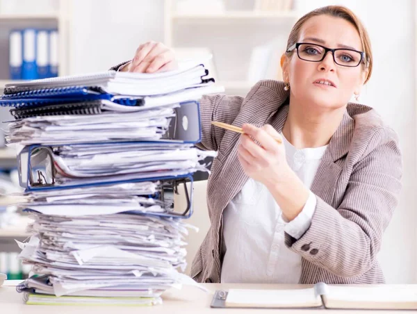 Geschäftsfrau mit laufendem Papierkram sehr beschäftigt — Stockfoto