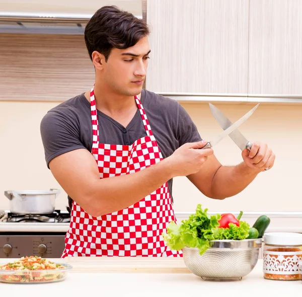 Homem cozinheiro masculino preparar comida na cozinha — Fotografia de Stock