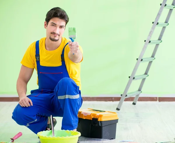 Joven hombre haciendo la renovación del hogar — Foto de Stock