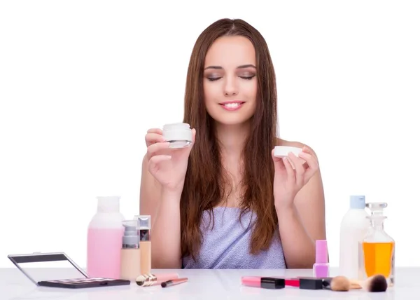 La jeune femme en beauté maquillage isolé sur blanc — Photo