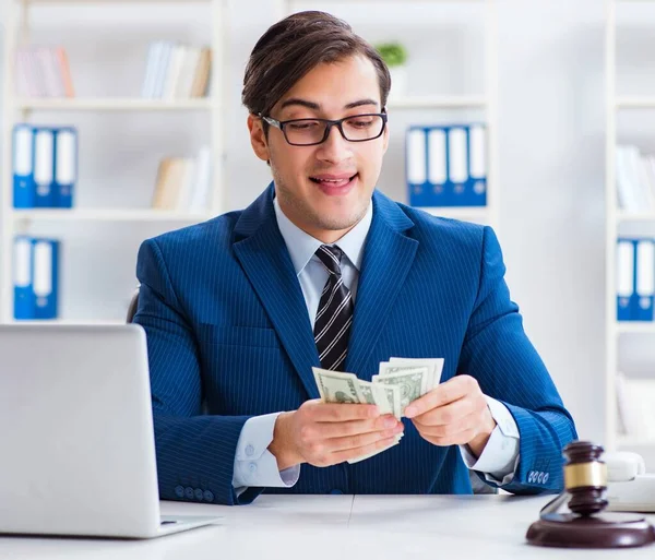 Abogado recibiendo dinero como soborno —  Fotos de Stock