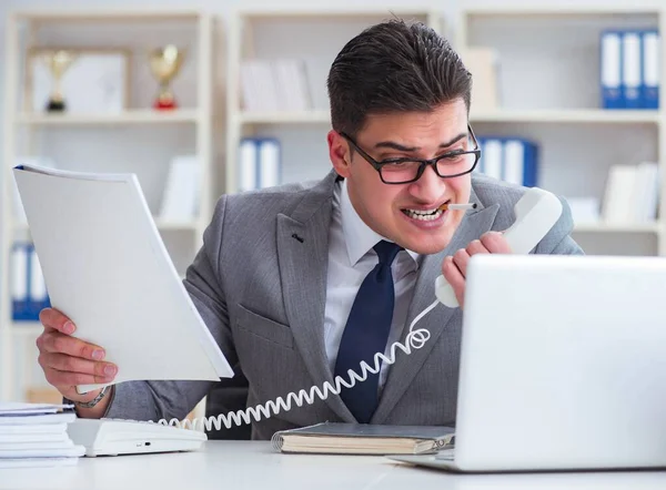 İşadamı ofisinde sigara içiyor.