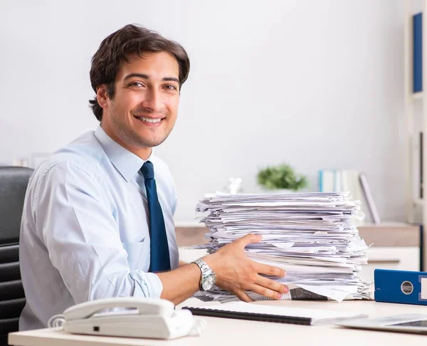 Overbelaste drukke medewerker met te veel werk en papierwerk — Stockfoto