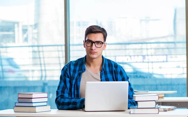 Student under föreläsning vid universitet — Stockfoto