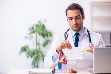 Klinikte çalışan yakışıklı genç bir doktor.