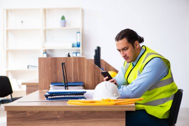 Ofiste çalışan genç erkek mimar.