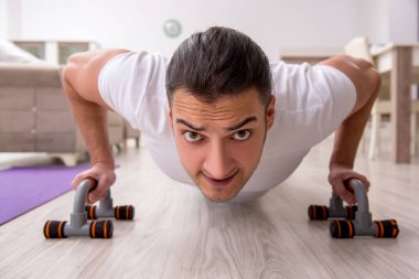 Genç erkek güne sabah egzersizleriyle başlıyor.