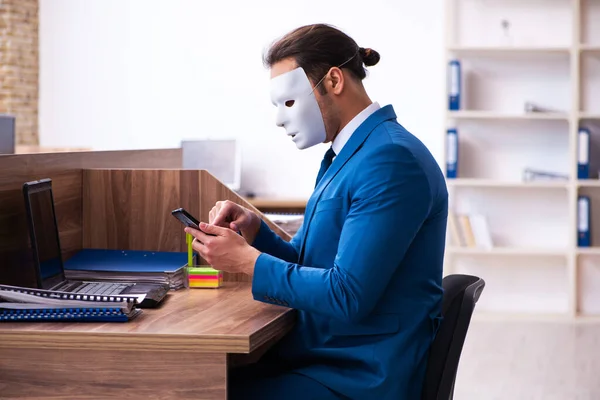 Jovem funcionário do sexo masculino usando máscara no escritório — Fotografia de Stock