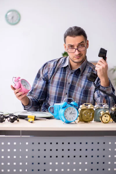 Junger Uhrmacher arbeitet in der Werkstatt — Stockfoto