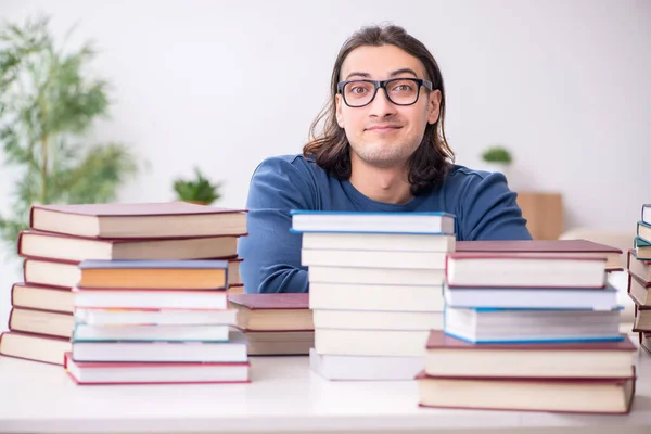 Joven estudiante masculino preparándose para los exámenes en casa — Foto de Stock