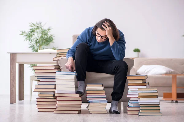 Giovane studente maschio preparazione per gli esami a casa — Foto Stock