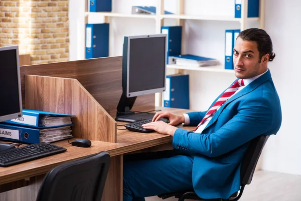 Junge männliche Angestellte im Büro — Stockfoto