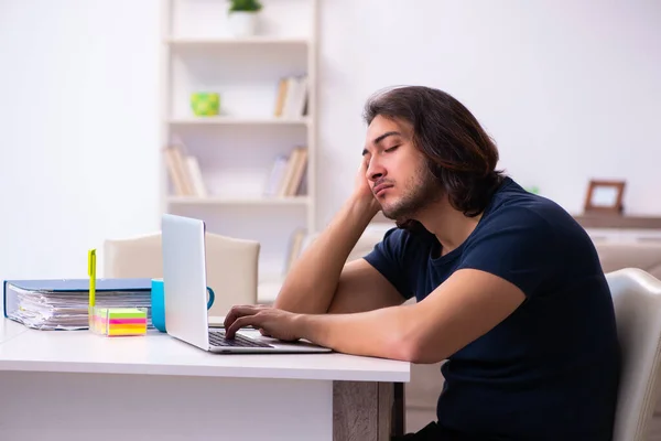 Ung man anställd som arbetar hemifrån — Stockfoto