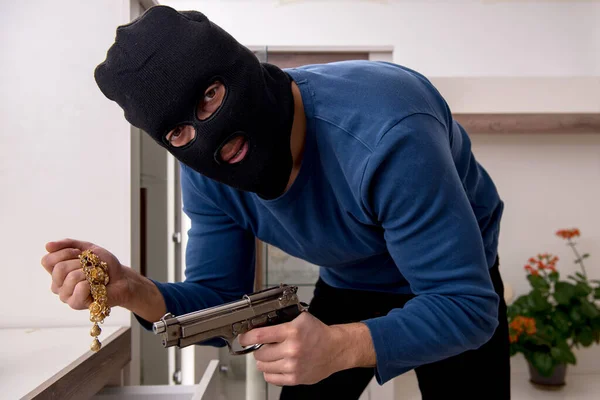 Homem ladrão roubando coisas valiosas da casa — Fotografia de Stock