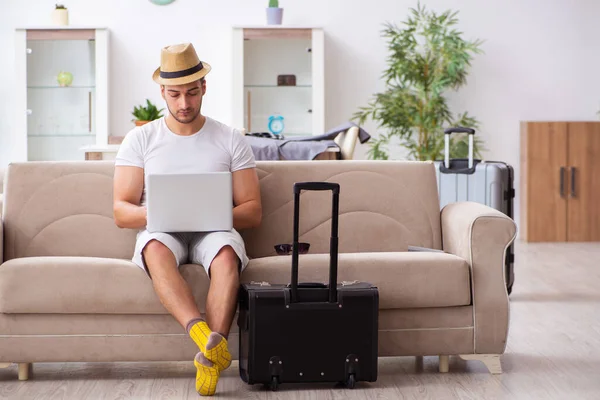 Jovem se preparando para a partida em casa — Fotografia de Stock