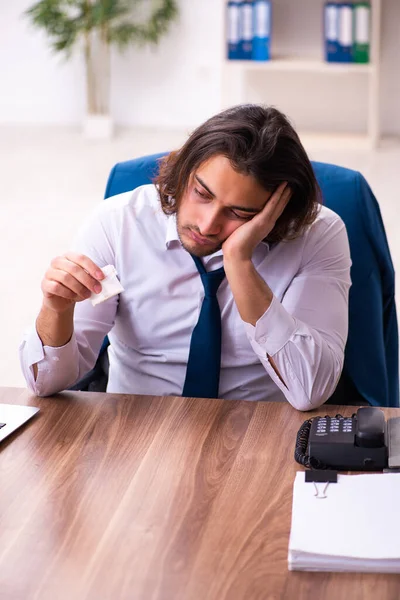 Drogberoende manlig anställd som arbetar på kontoret — Stockfoto