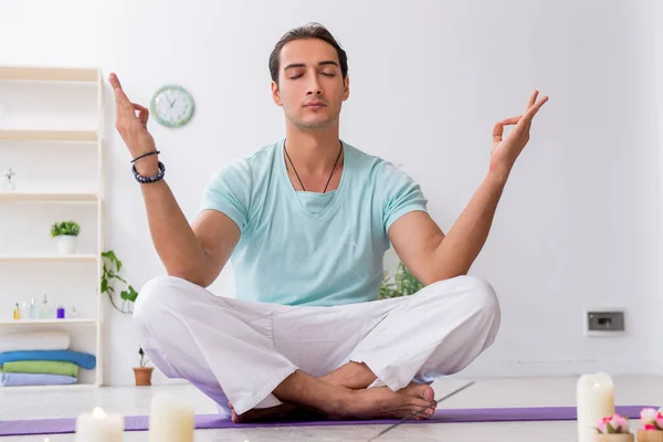 Jeune homme pendant la séance de yoga à la maison — Photo
