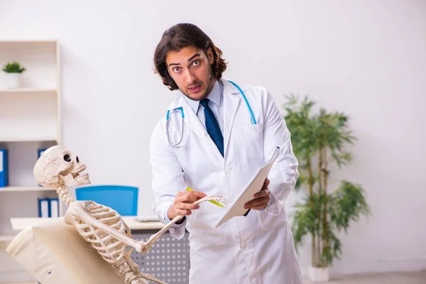 Pazzo medico esaminando paziente morto — Foto Stock