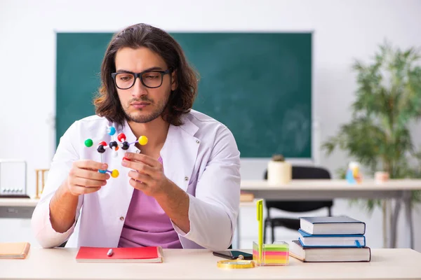 Ung manlig fysiker i klassrummet — Stockfoto