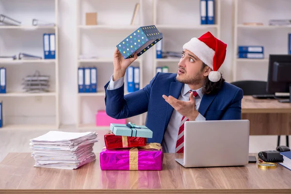 Jovem funcionário do sexo masculino que trabalha no escritório na véspera de Natal — Fotografia de Stock