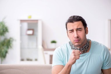 Genç adam boğaz ağrısı çekiyor.