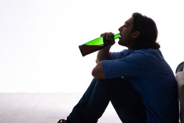 Genç adam alkolizmden muzdarip.