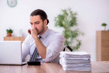 İş yerinde acı çeken genç engelli çalışanlar