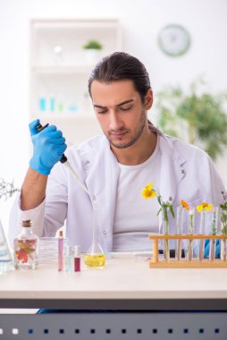 Parfüm sentezi konseptinde genç bir kimyager.