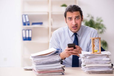 Zaman yönetimi konseptinde genç erkek çalışan