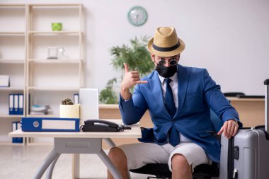 İş adamı salgın sırasında geziye hazırlanıyor